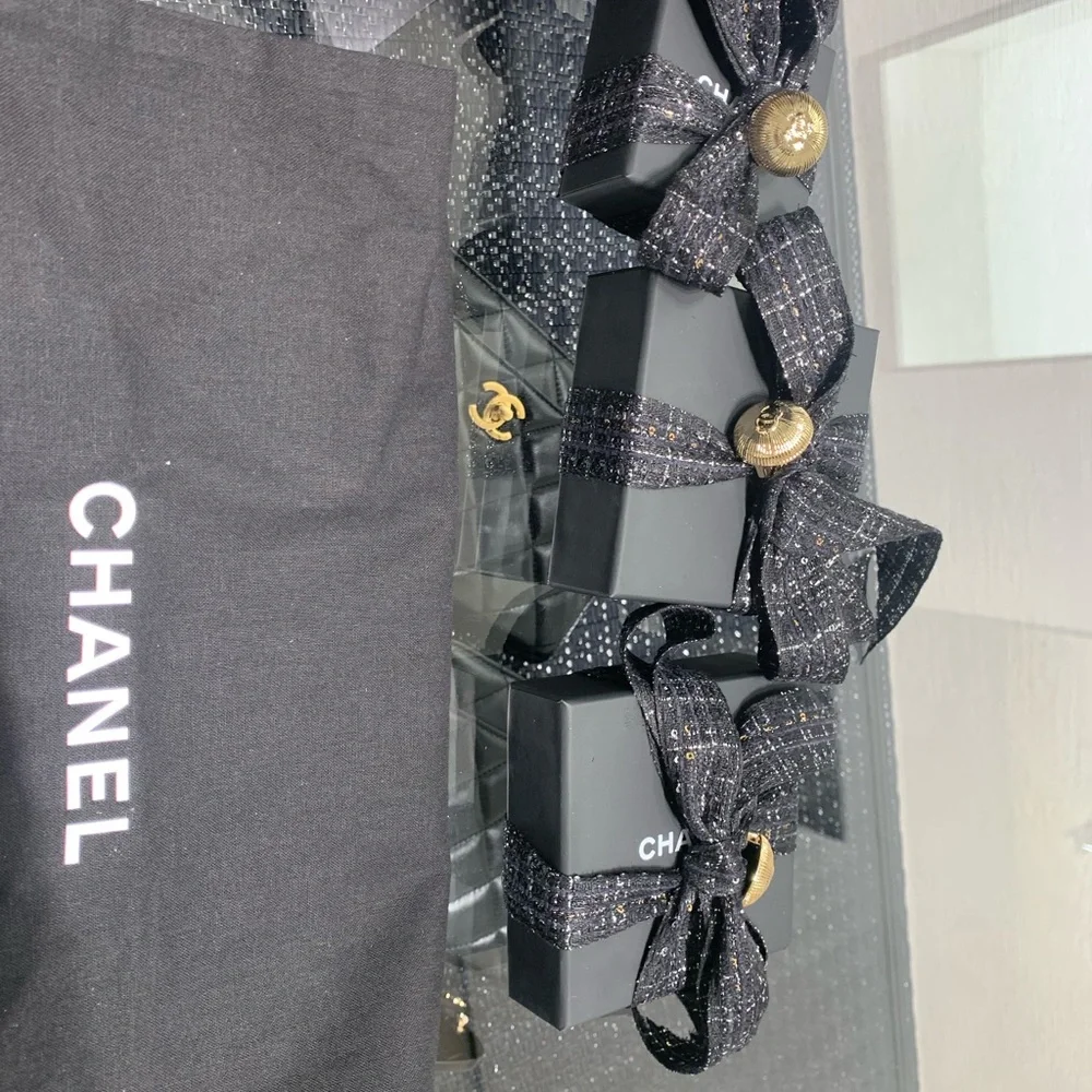 Authentic Chanel dust bag with strings, mid size , brand new condition. - Picture 12 of 12